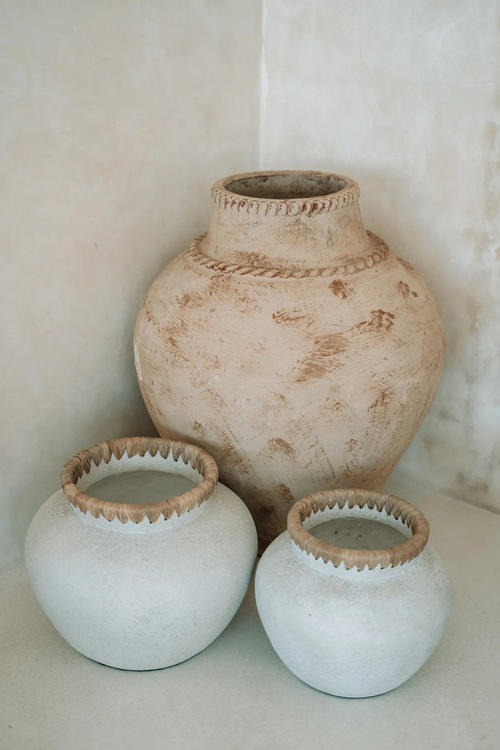 Vase Styly - terracotta with raffia in a natural shade