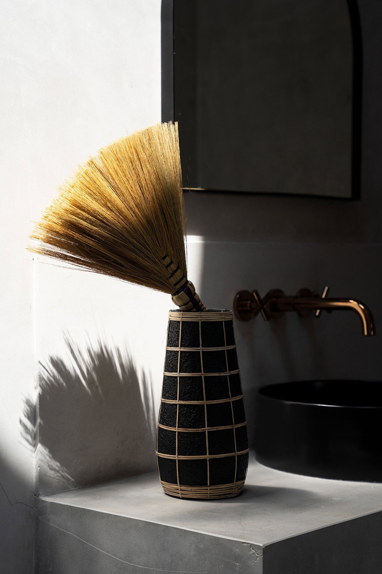 Vase Black Natural – terracotta and rattan with coastal charm