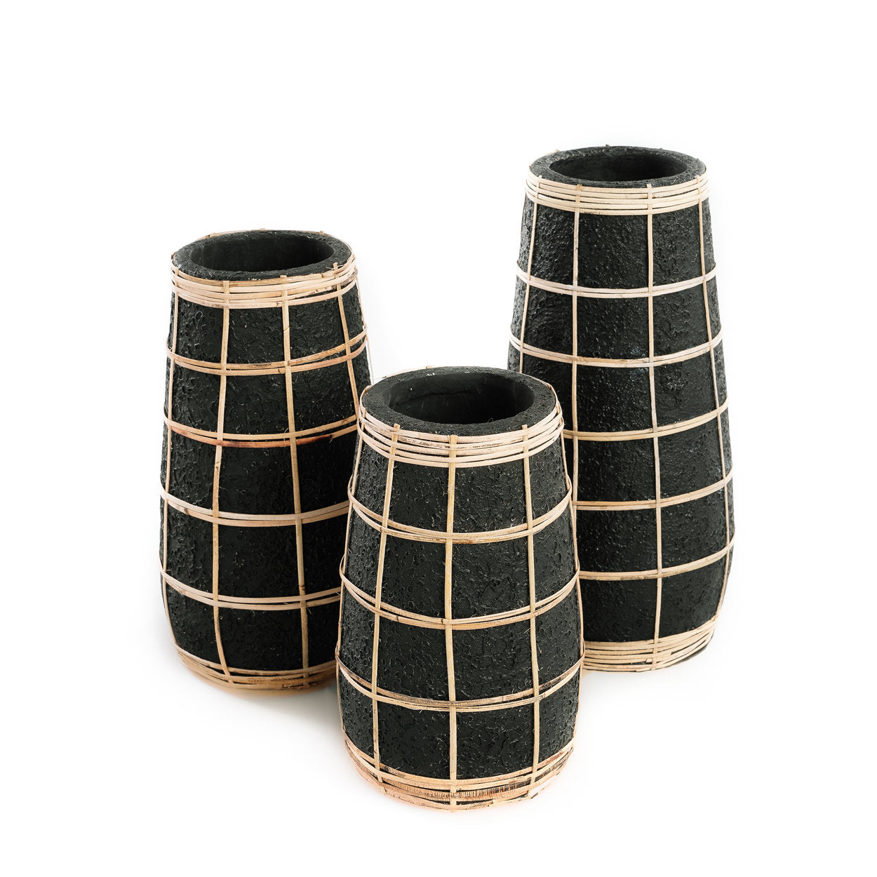Vase Black Natural – terracotta and rattan with coastal charm