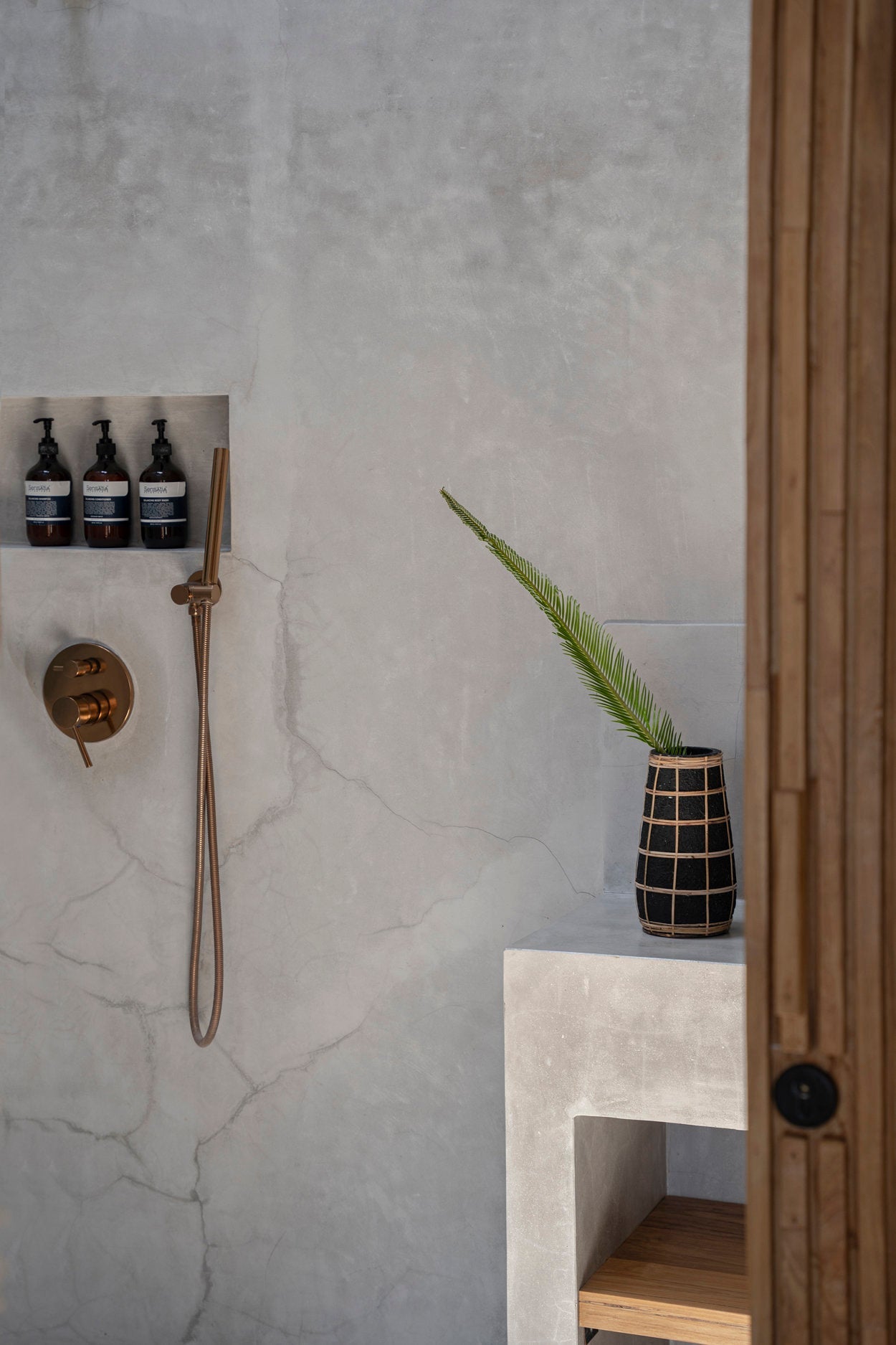 Vase M – terracotta with rattan in black natural