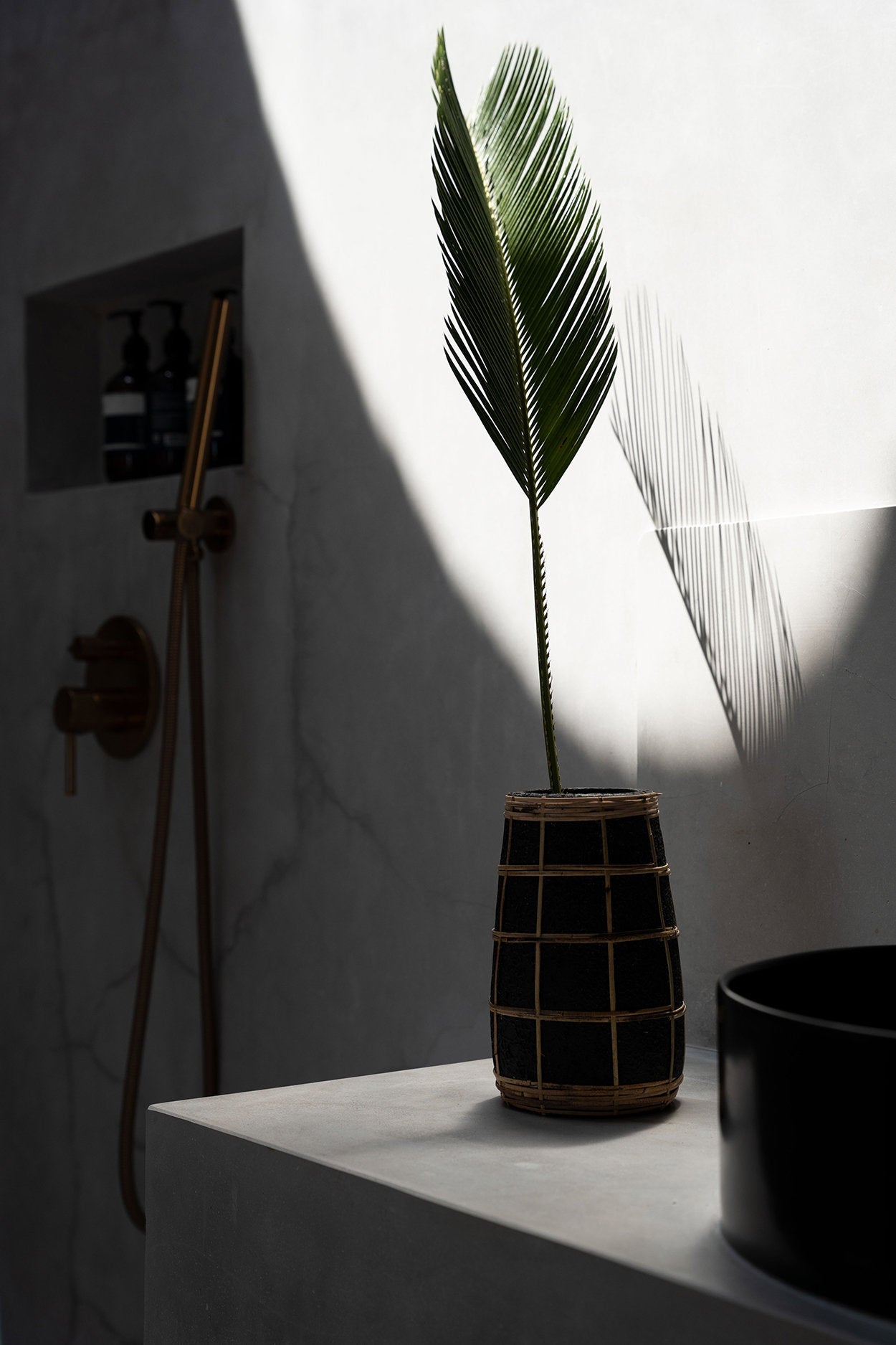 Vase Black Natural – terracotta with wicker accent in black and natural