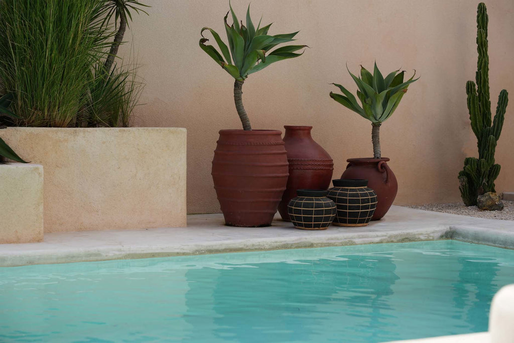 The Belly Vase – terracotta with rattan detail in black