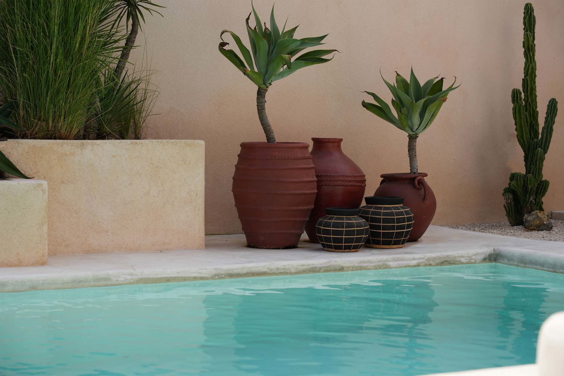 The Belly Vase – terracotta with rattan detail in black