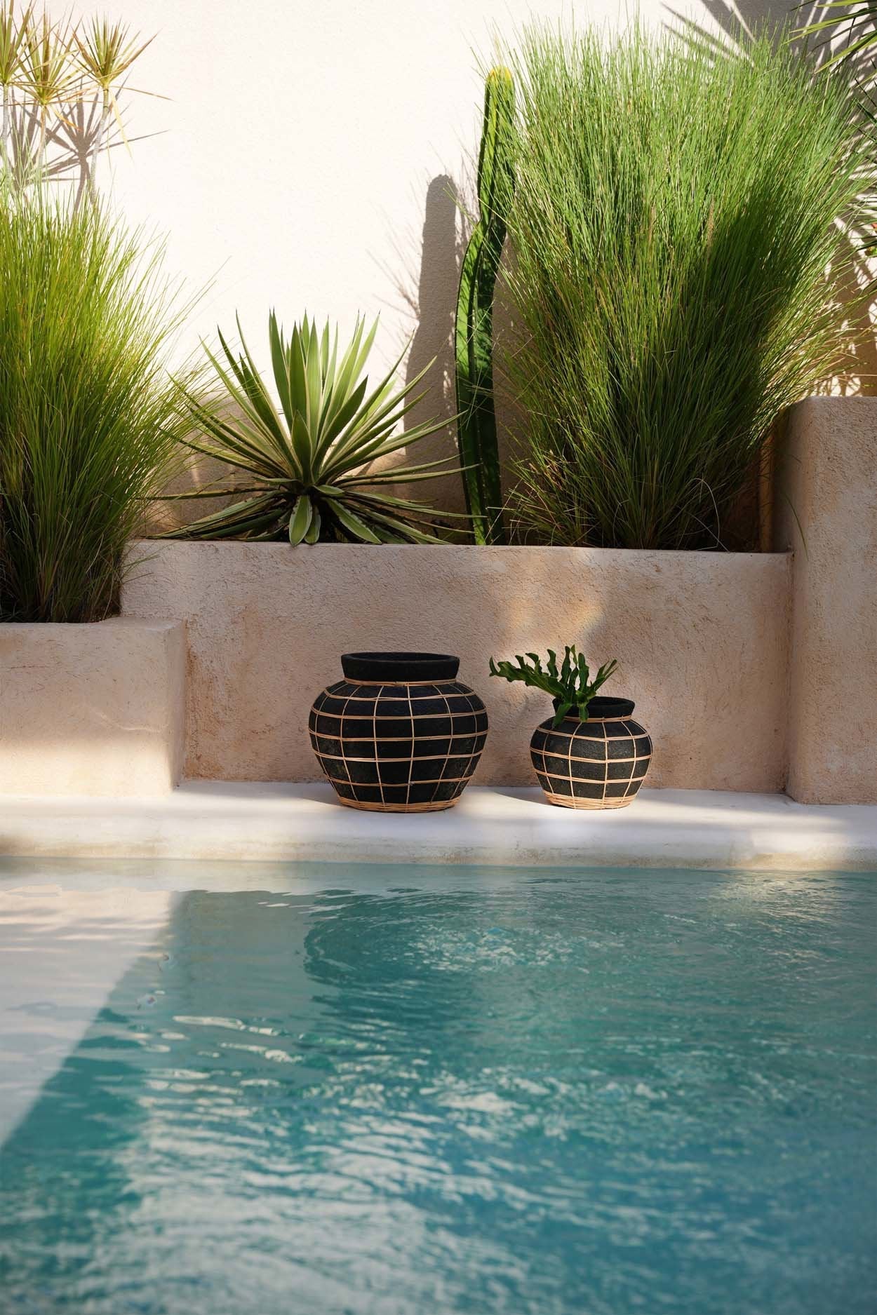 Vase The Belly Vase – terracotta and reed in black and natural