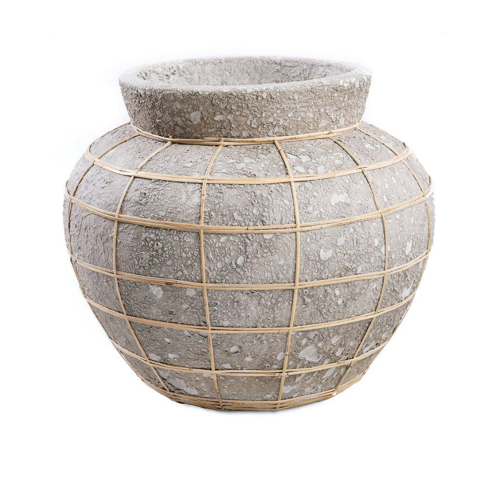The Buikvaas vase – terracotta with rattan in a natural concrete look