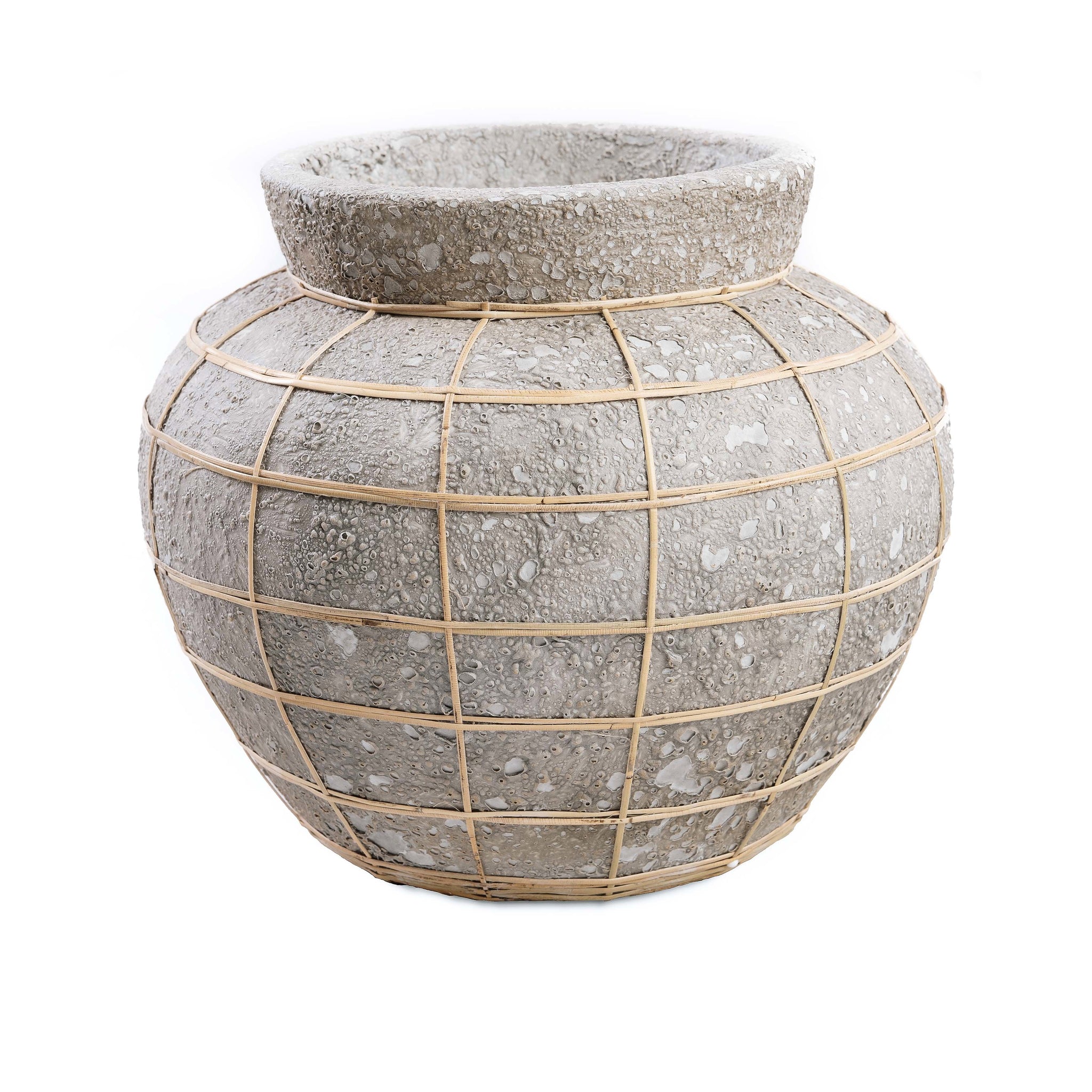 The Buikvaas vase – terracotta with rattan in a natural concrete look