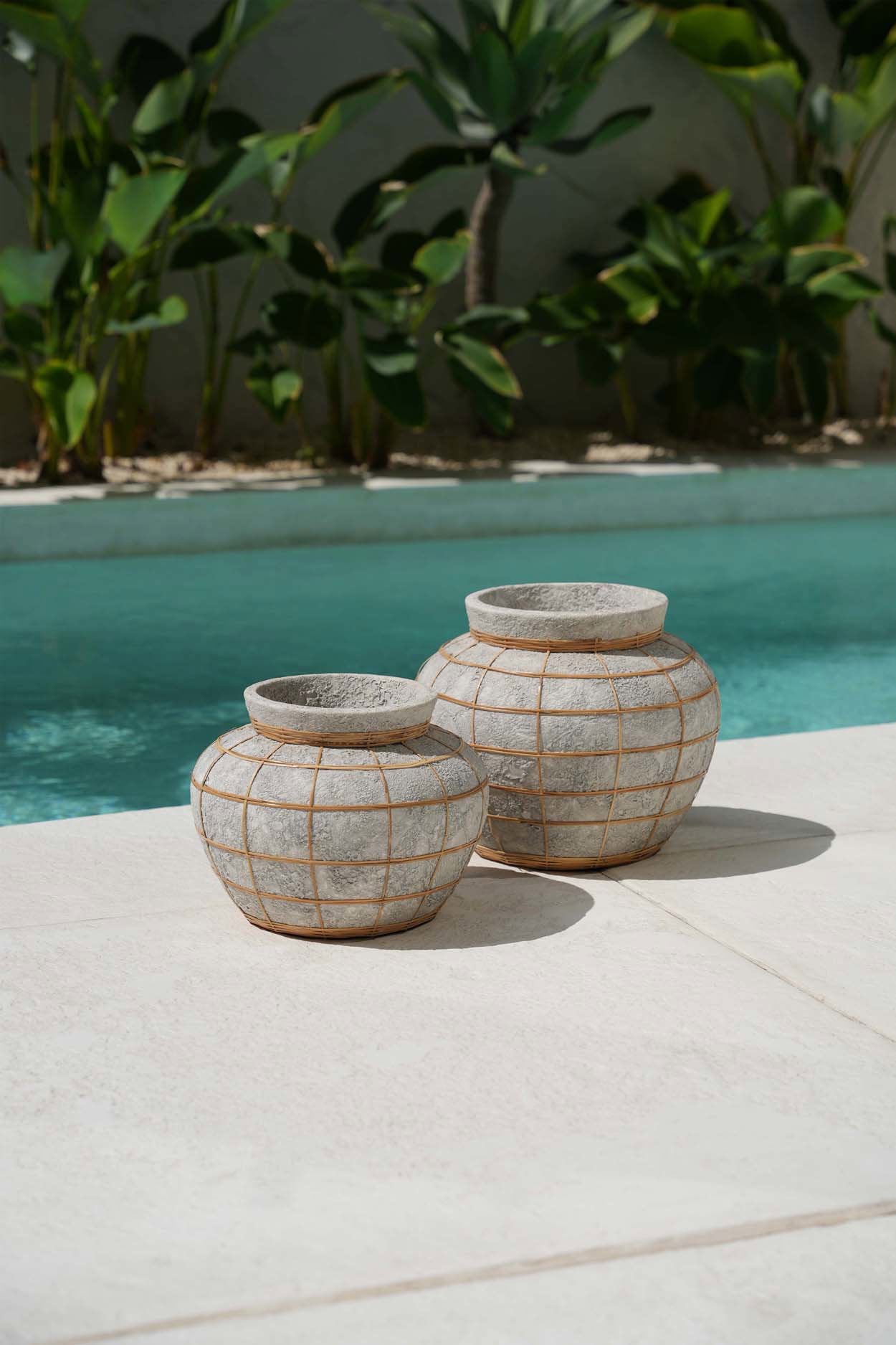 The Buikvaas vase – terracotta with rattan in a natural concrete look