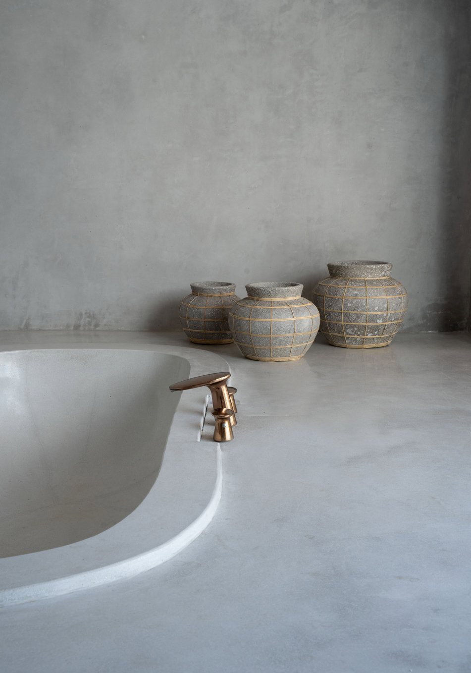 The Buikvaas vase – terracotta with rattan in a natural concrete look