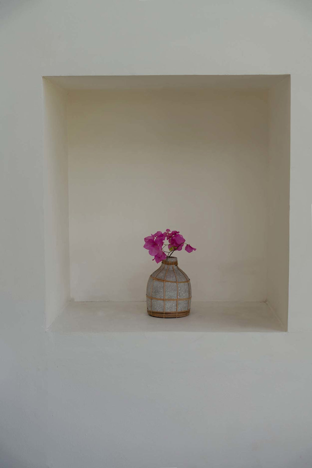 Vaas Whoopy – beton met rattan detail in natuurlijke tinten