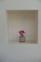 Vaas Whoopy – beton met rattan detail in natuurlijke tinten