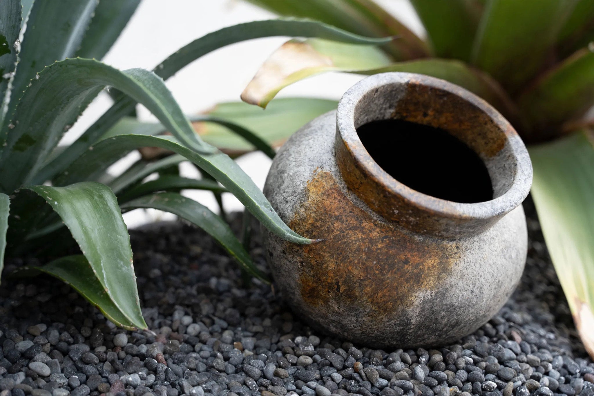 Vase De Funky – terracotta in antique gray with a silvery sheen