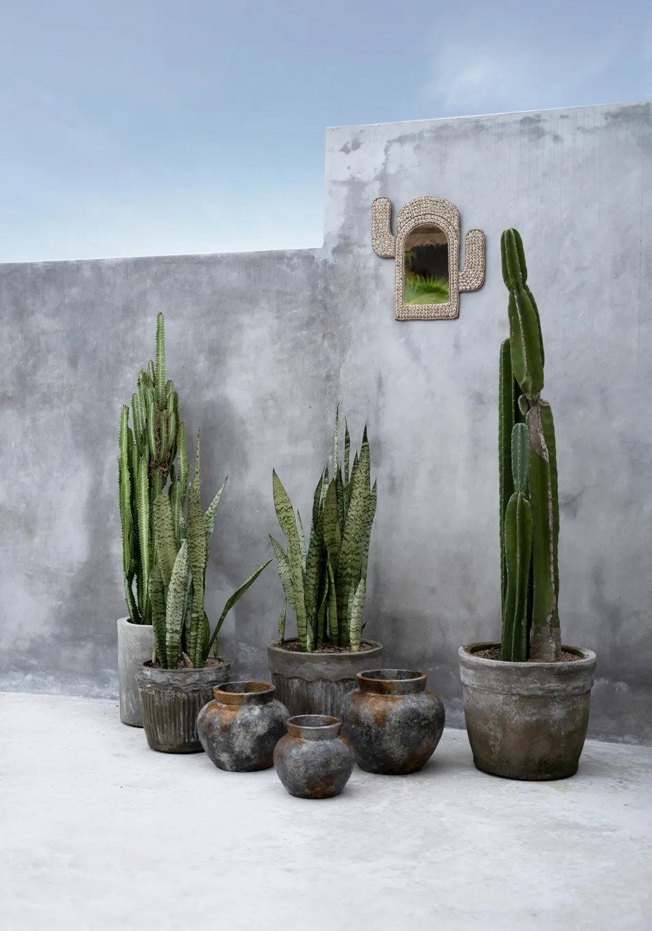 Vase De Funky – terracotta in antique gray with a silvery sheen