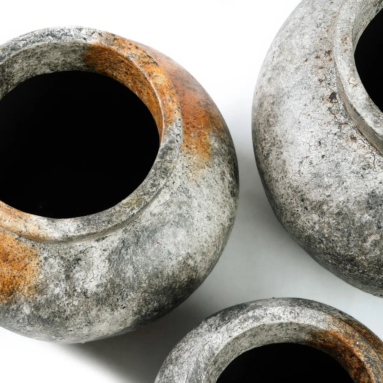 Vase De Funky – terracotta in antique gray with a silvery sheen