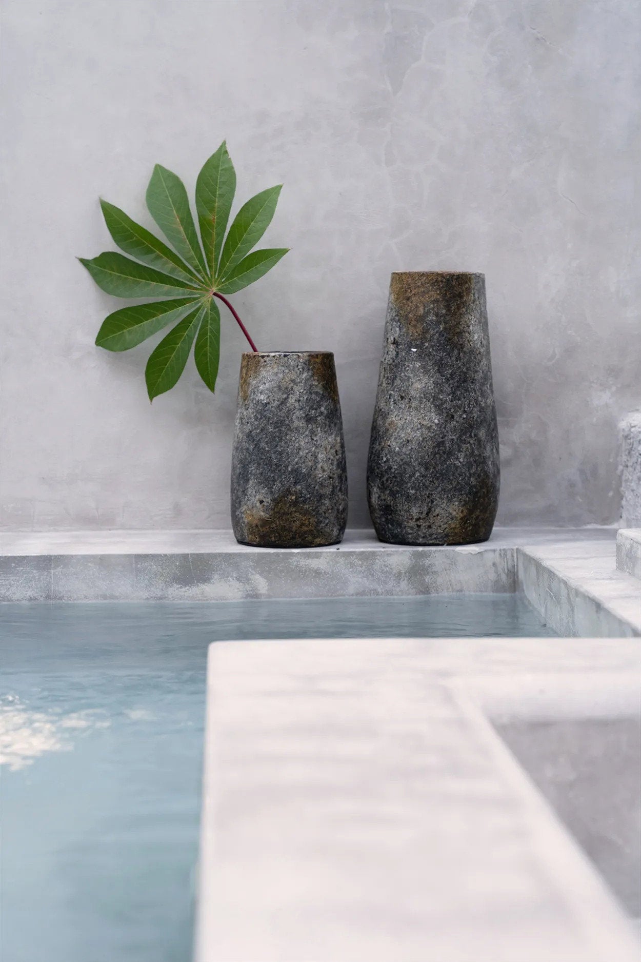 Spookachtig Vase – terracotta in antique gray with silver finish
