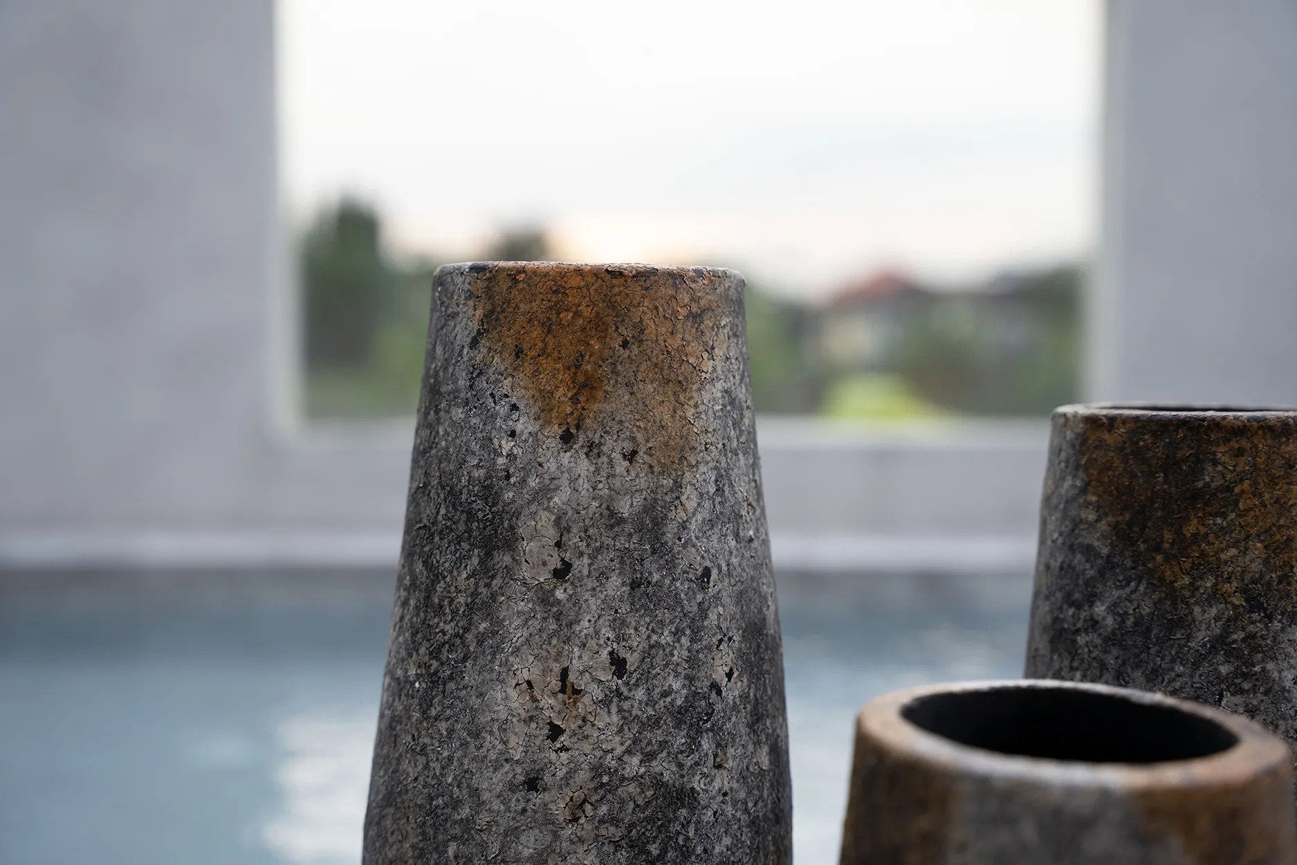 Spookachtig Vase – terracotta in antique gray with silver finish