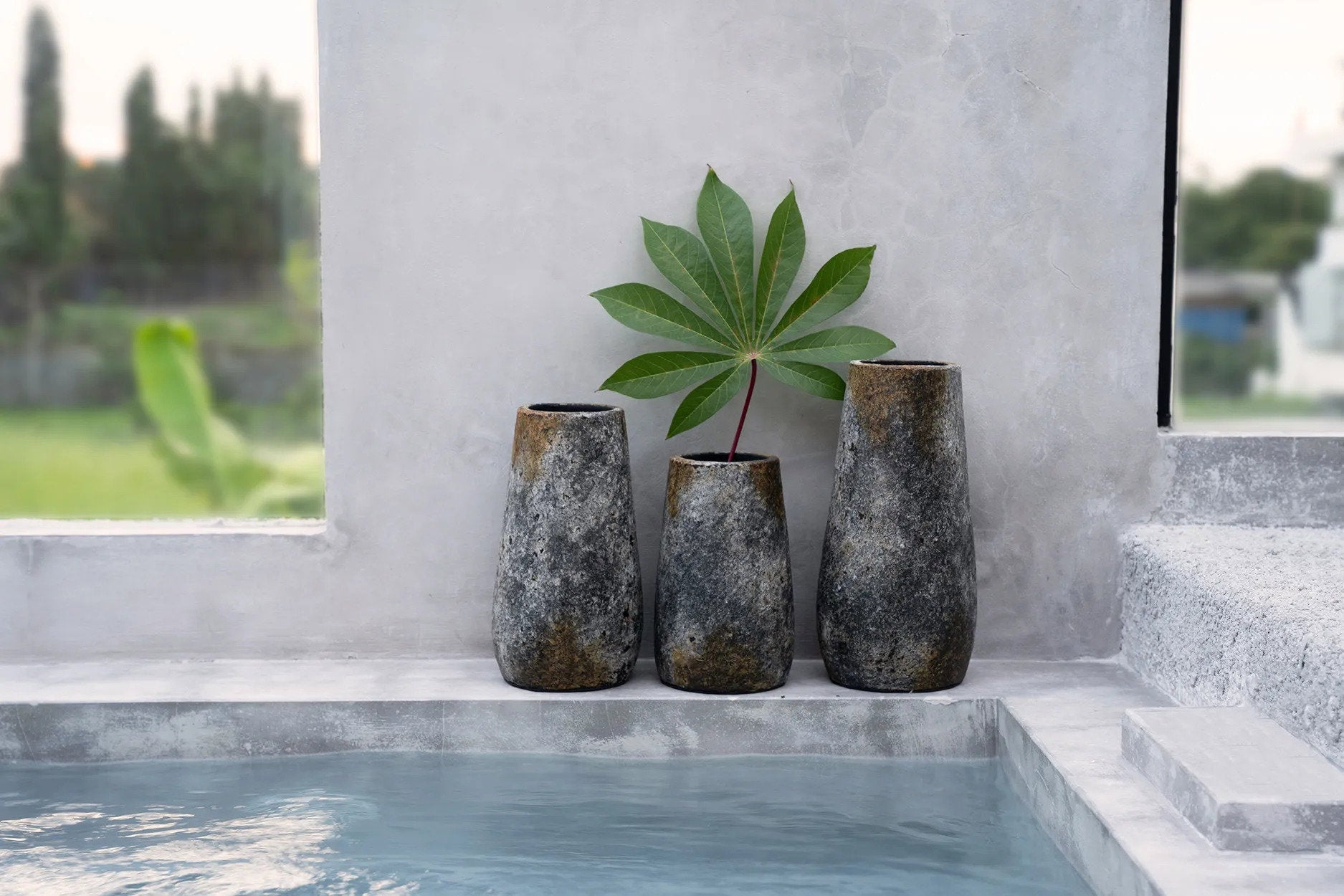 Spookachtig Vase – terracotta in antique gray with silver finish