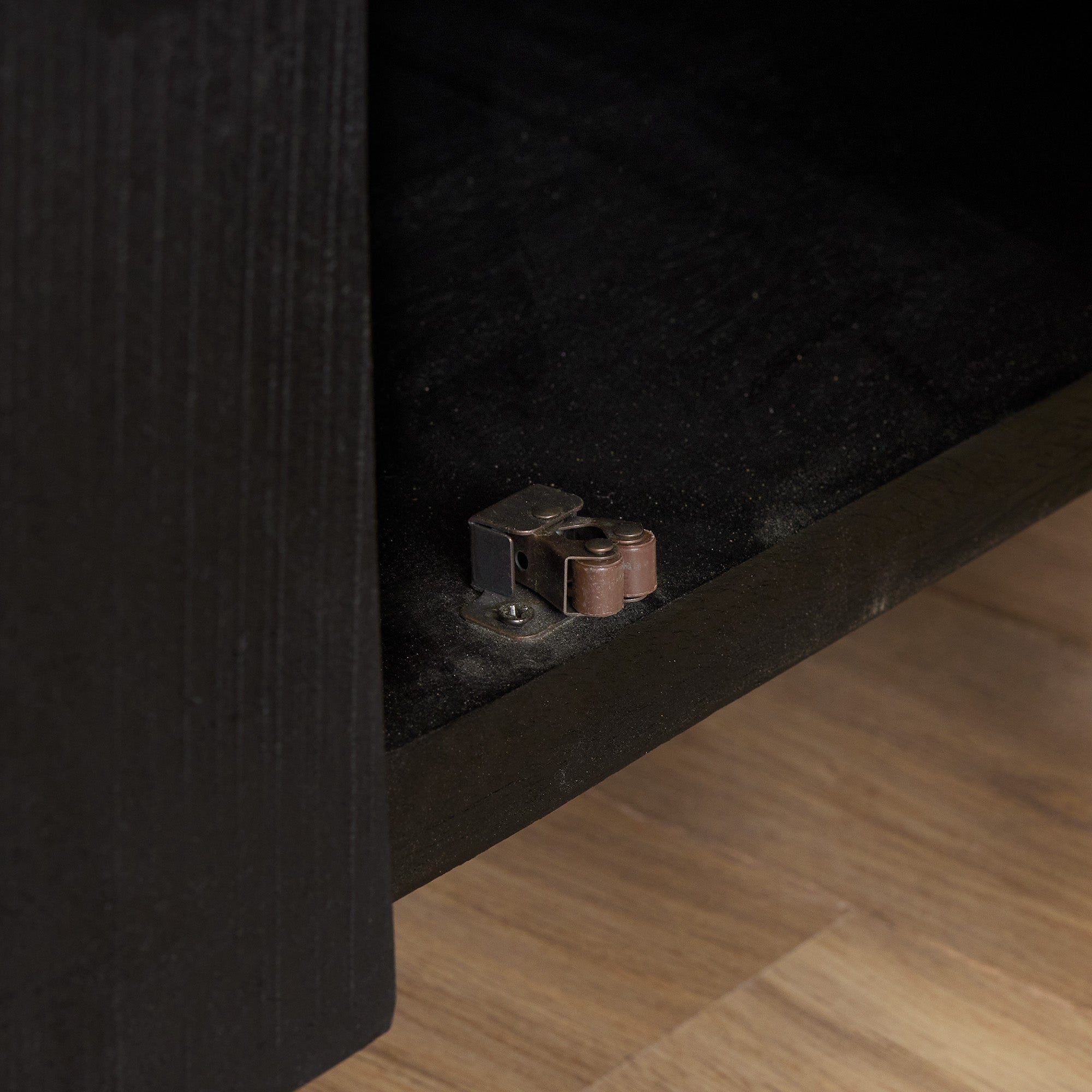 Tv-meubel Boaz Zwart 150 cm | Twee deuren en een lade